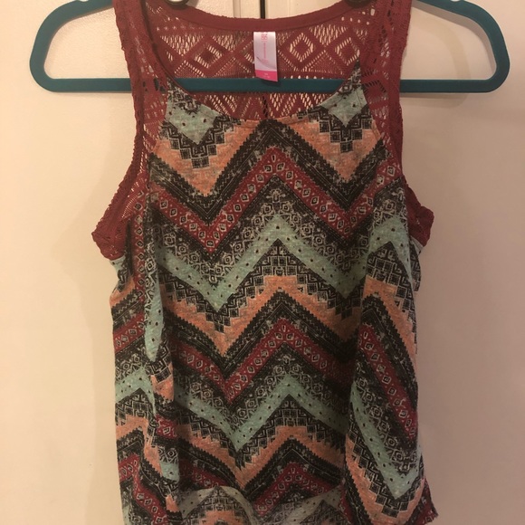 🍁3/$25🍁 Chevron tank top - Picture 2 of 5